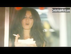 Natalia Avelon Outdoor , Nipple in Das wilde Leben (2007) 19