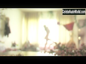 Nectar Rose nude, boobs scene in Roman (2006) 1