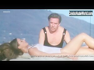 Ornella Muti in La stanza del vescovo (1977) 7