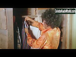Pam Grier Ebony , Kissing scene in Foxy Brown (1974) 19