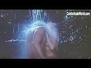 Pandora Peaks in Do or Die (1991) 16