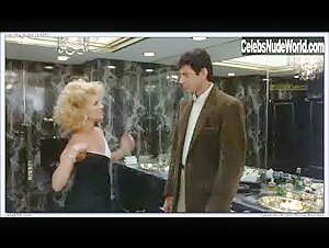 Peggy McIntaggart in Into the Night (1985) 20