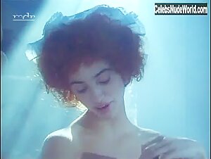 Penelope Cruz in Serie rose (series) (1986) 3