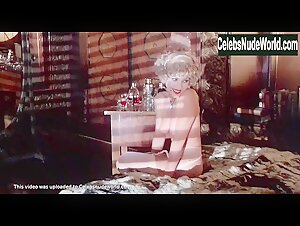 Penelope Milford in Valentino (1977) 5
