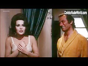 Pilar Velazquez in Sesso in testa (1974) 6