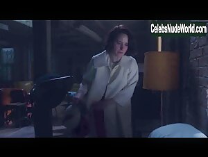 Rachel Brosnahan Couple , Kissing in Marvelous Mrs. Maisel (series) (2017) 15