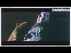Rae Dawn Chong Blonde , Nipple in La guerre du feu (1981) 11
