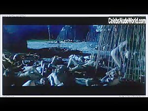Rae Dawn Chong Outdoor , Explicit in La guerre du feu (1981) 4