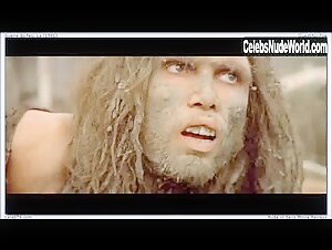 Rae Dawn Chong Outdoor , Messy in La guerre du feu (1981) 14
