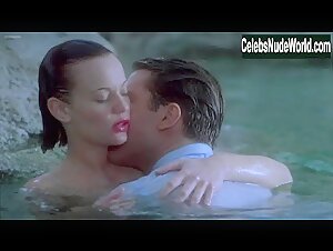 Samantha Mathis in How to Make an American Quilt (1995) 19