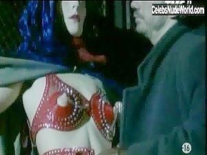 Sarah Czernin Costume , Butt in Coups de coeur: Troublante voisine (1993) 13