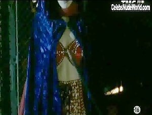 Sarah Czernin Costume , Butt in Coups de coeur: Troublante voisine (1993) 7