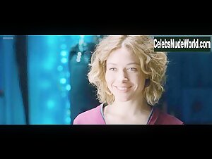 Sarah Felberbaum in Maschi contro femmine (2010) 19