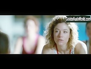 Sarah Felberbaum in Maschi contro femmine (2010) 5