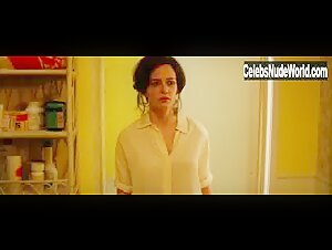 Shailene Woodley in White Bird in a Blizzard (2014)  1