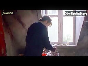 Sheryl Lee Explicit , Gets Undressed in Backbeat (1994) 7