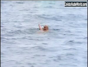 Sheryl Lee Outdoor , Beach scene in Kiss the Sky (1999) 6