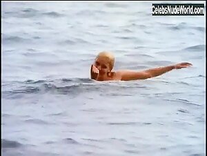 Sheryl Lee Outdoor , Beach scene in Kiss the Sky (1999) 7