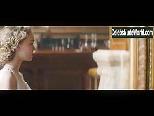 Soko sexy , liking scene in La danseuse (2016) 11