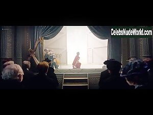 Soko sexy , liking scene in La danseuse (2016) 13