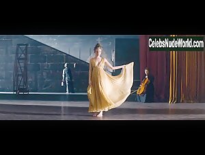 Soko sexy , liking scene in La danseuse (2016) 4
