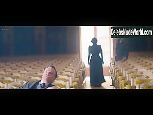 Soko sexy , liking scene in La danseuse (2016) 6