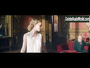 Soko sexy , liking scene in La danseuse (2016) 9