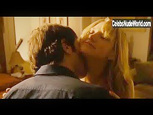 Sonja Bennett Kisisng , Blonde in Young People Fucking (2007) 12