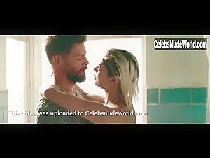 Sophie Charlotte Kissing , Blonde in Ilha de Ferro (series) (2018) 10