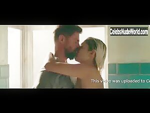 Sophie Charlotte Kissing , Blonde in Ilha de Ferro (series) (2018) 11