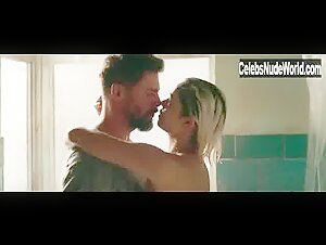 Sophie Charlotte Kissing , Blonde in Ilha de Ferro (series) (2018)