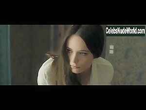 Stacy Martin in La dame dans l'auto avec des lunettes et un fusil (2015) 18