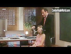 Stefania Rocca in Poliziotti (1995) 1