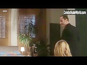 Stefania Rocca in Poliziotti (1995) 4