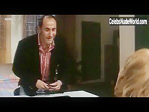 Stefania Rocca in Poliziotti (1995) 5