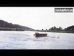 Sybil Danning Bikini , Outdoor in Blutjung und liebeshungrig (1972) 10