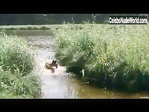 Sybil Danning Bikini , Outdoor in Blutjung und liebeshungrig (1972) 13