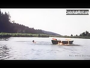 Sybil Danning Bikini , Outdoor in Blutjung und liebeshungrig (1972) 9