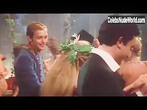 Teresa Ann Savoy in Vizi privati, pubbliche virtu (1976) 10