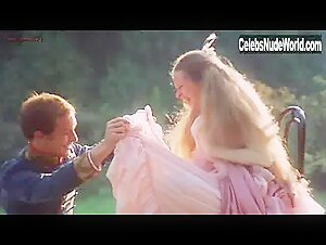 Teresa Ann Savoy in Vizi privati, pubbliche virtu (1976) 2