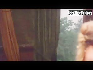 Teresa Ann Savoy in Vizi privati, pubbliche virtu (1976) 9