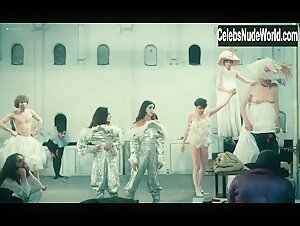 Therese Liotard in L'une chante, l'autre pas (1977) 13