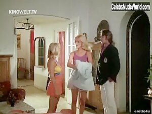 Ulla Kopa Bathtub , Blonde in Das Madchen mit der heisen Masche (1972) 9