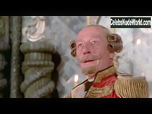 Uma Thurman Costume , Cleavage in Adventures of Baron Munchausen (1988) 4