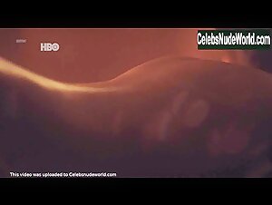Unknown Girls butt , nude scene in A Vida Secreta dos Casais (series) (2017) 8