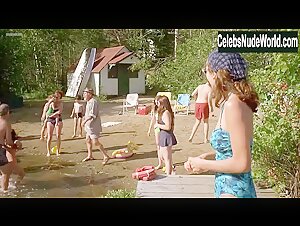 Unknown Girl in A Walk on the Moon (1999) 13