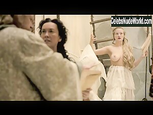 Unknown Girls in Da Vinci's Demons (series) (2013) 18