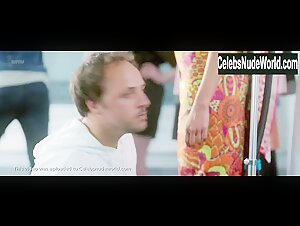 Unknown Girls in Demi soeurs (2018) 20