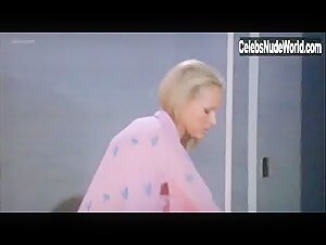 Ursula Andress in Colpo in canna (1975) 11