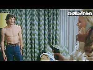 Ursula Andress in Colpo in canna (1975) 19